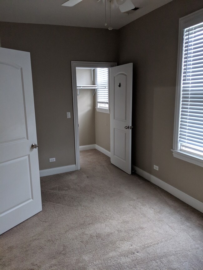 Bedroom 2 w/walk-in closet - 4810 W Ainslie St