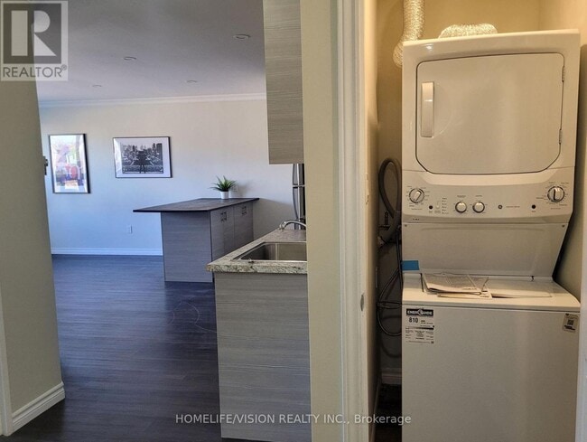 Building Photo - 130 King St E