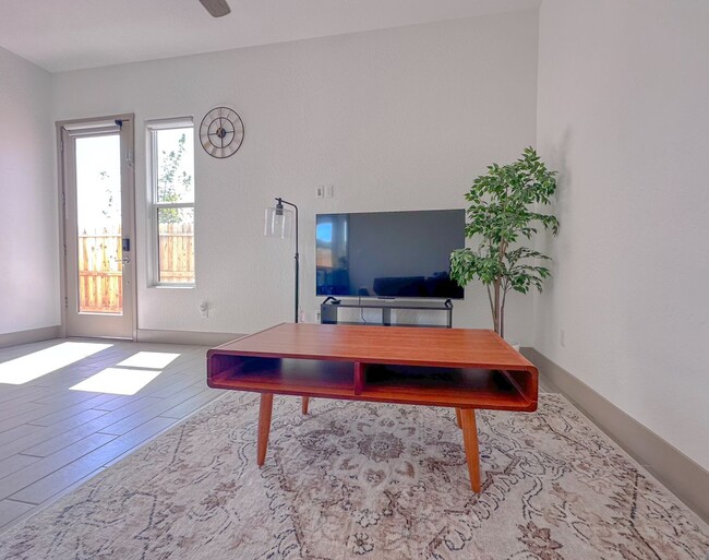 Building Photo - Move in Ready in Northwest Hanford
