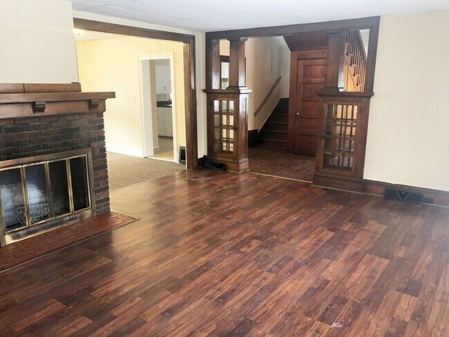Foto del edificio - 6-Bedroom, 2-Bath Home Just A Few Blocks From Downtown