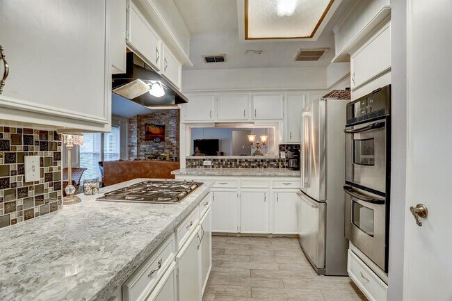 Building Photo - 12323 Wrenthorpe Dr