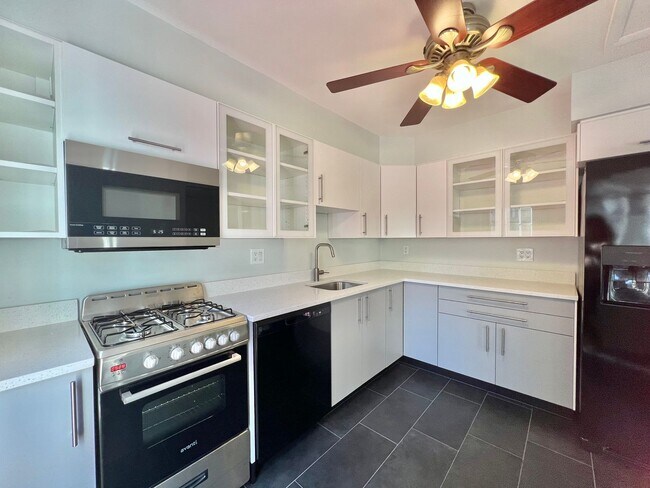Foto del edificio - Beautiful 4 BR + den 2 FB home in corner lot!