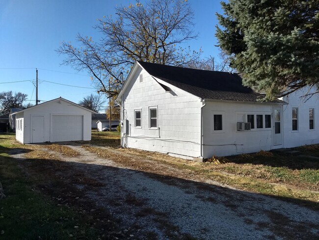 Building Photo - 207 W Oak St