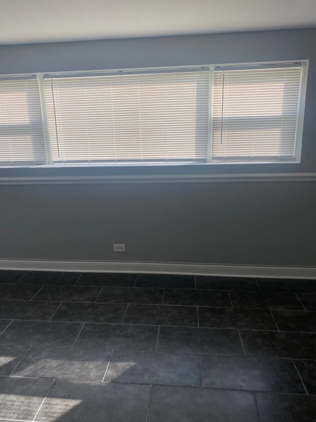 Living Room - 4906 W Arthington St