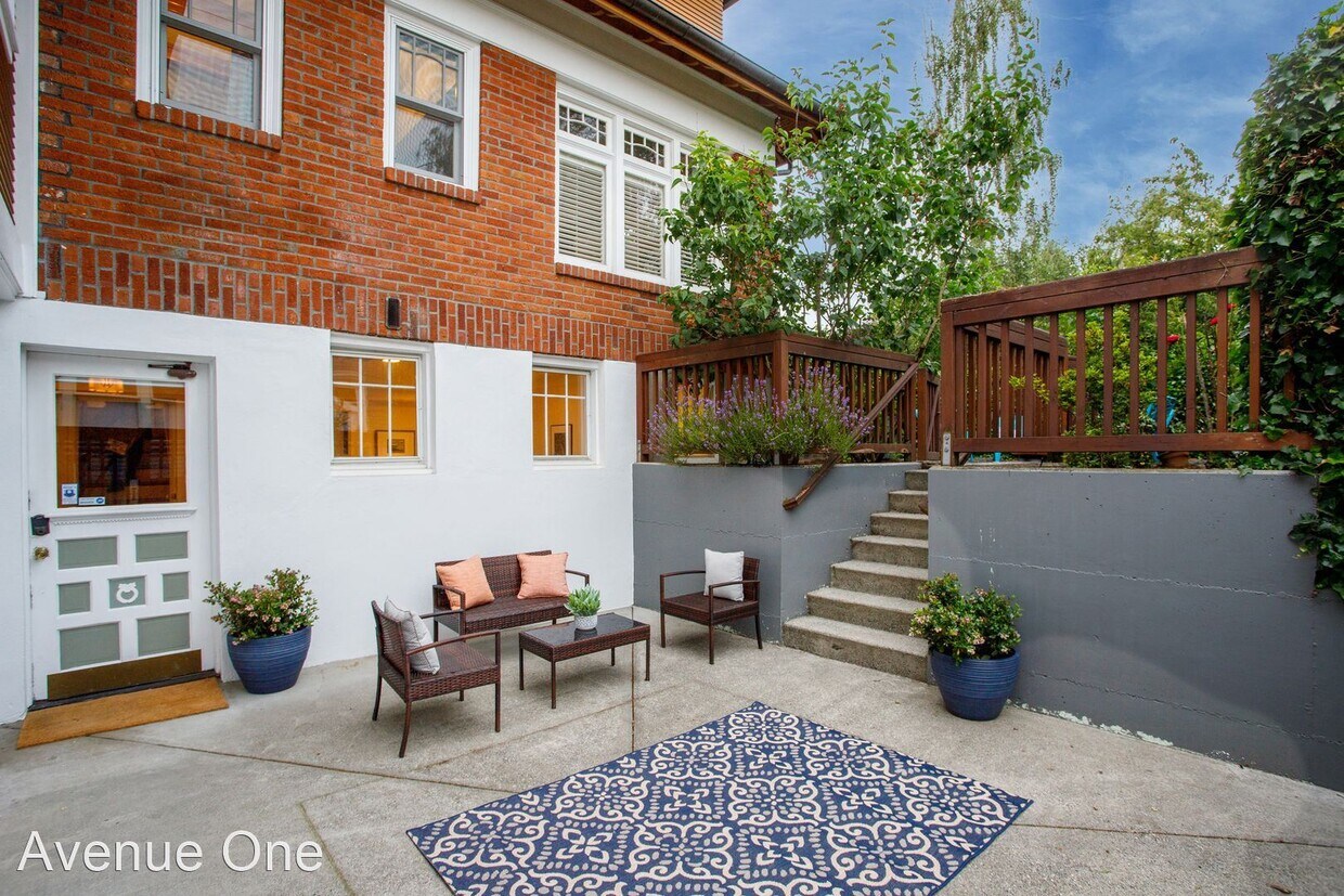 Foto principal - 2 br, 1.5 bath House - 2105 E Hamlin St.