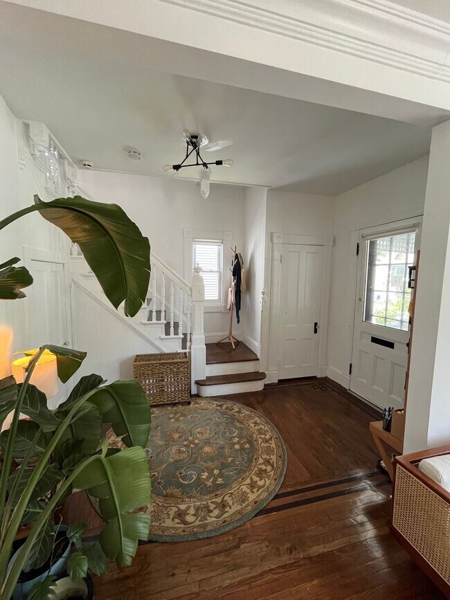 Building Photo - 4 Bedroom House - Poughkeepsie