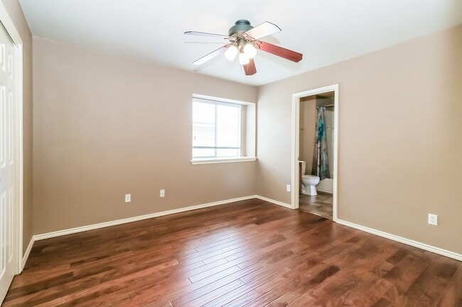 Building Photo - Beautiful home that backs to quiet greenbe...