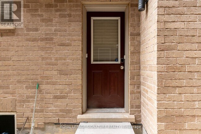 Photo du bâtiment - 16 Dancing Waters Rd