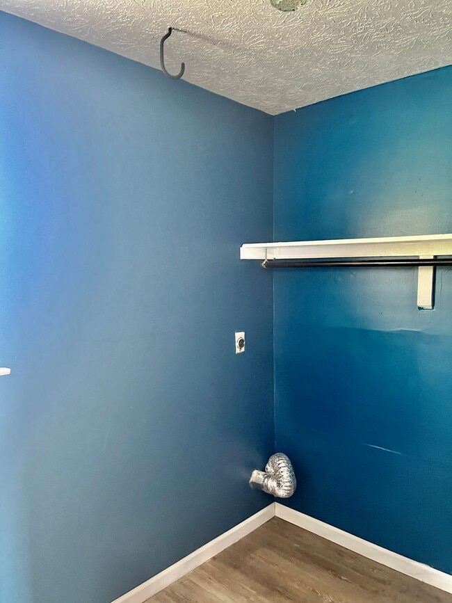 Foto del edificio - Cute 2-bedroom 1.5 bath townhome completely updated and only minutes from TAFB