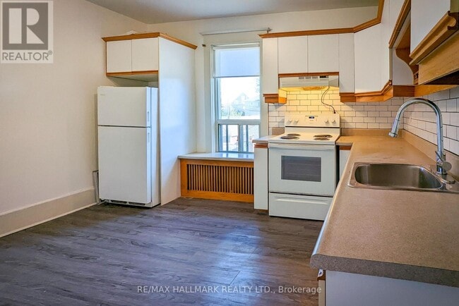 Building Photo - 371 St Clarens Ave