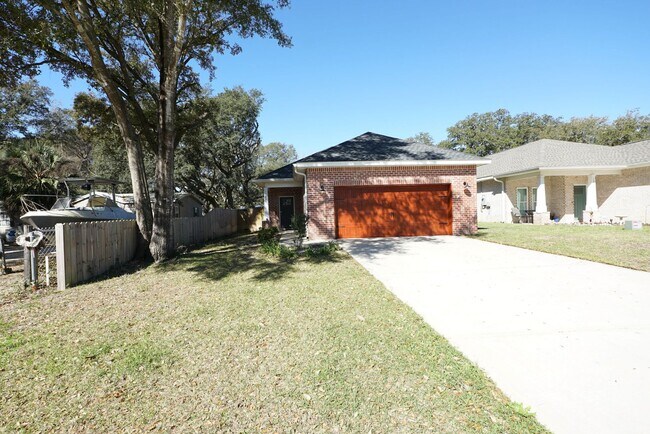 Foto del edificio - Four Bedroom Home