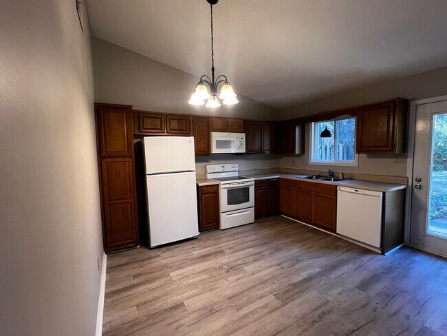 Foto del edificio - Charming 2 bedroom 2 bath home located in Jacksonville. This home is close to the area bases, sho...