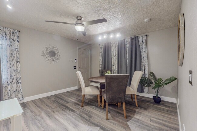 Foto del edificio - 5717 Edith Blvd NE