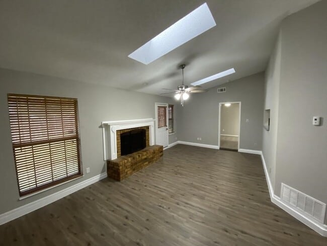 Building Photo - 1105 Montclair Dr