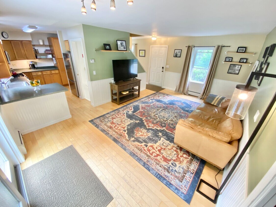 Foto principal - 3 Bedroom Home Colchester Available 8/15th!