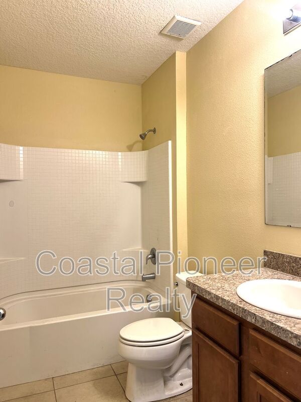 Building Photo - 1077 Brenton Manor Dr