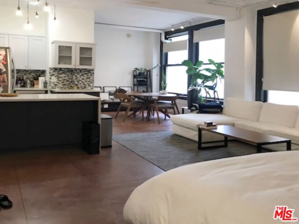 Foto principal - 215 W 7th St