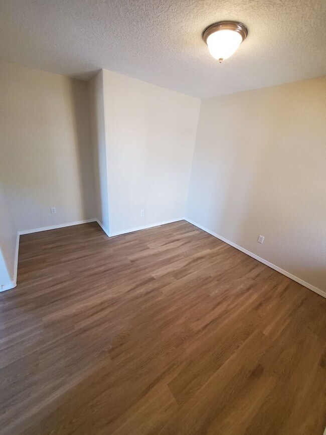 Building Photo - 3 bed 2 bath home in Huning Ranch.  MOVE I...