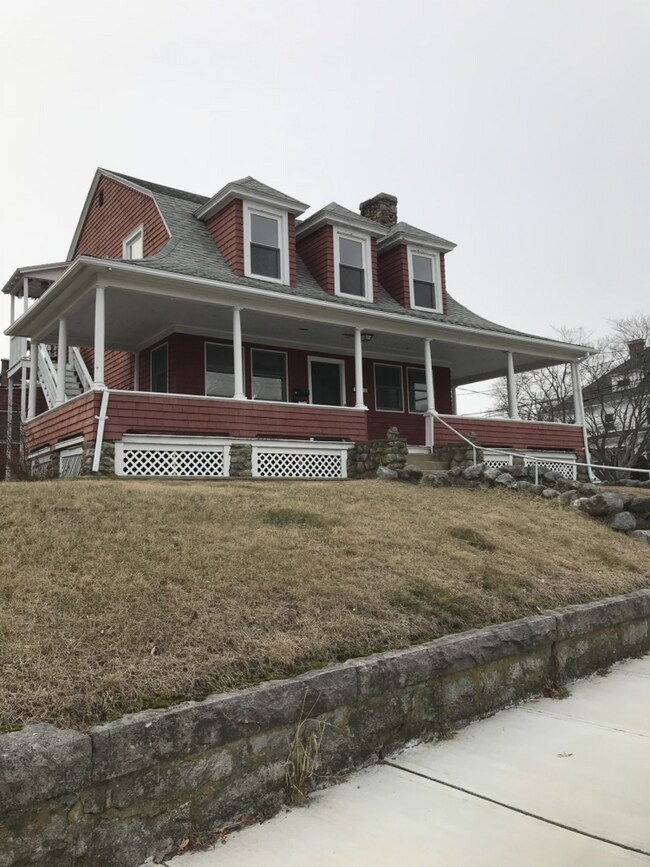 Building Photo - 209 Pequot Ave