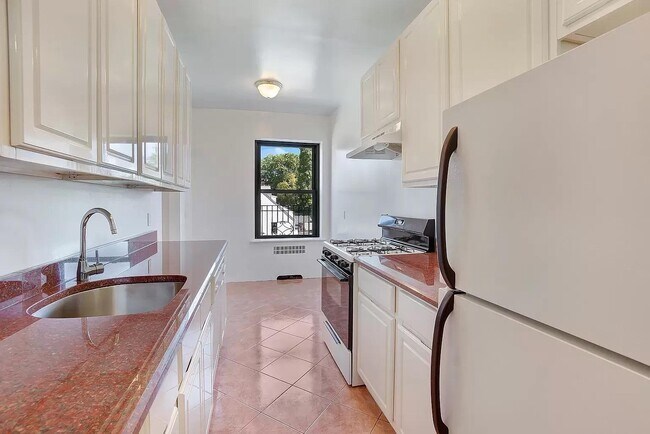 Foto del edificio - 76-66 Austin St