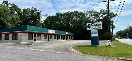 Building Photo - 104 S Pecan St