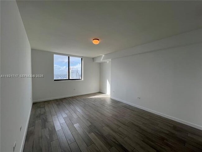 Foto del edificio - 999 SW 1st Ave