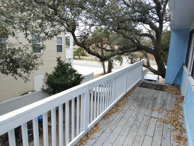 Building Photo - Walk to the Beach - 2 Bedroom, 1 Bath, Unfurnished, 2nd Floor Apartment! Available Soon!
