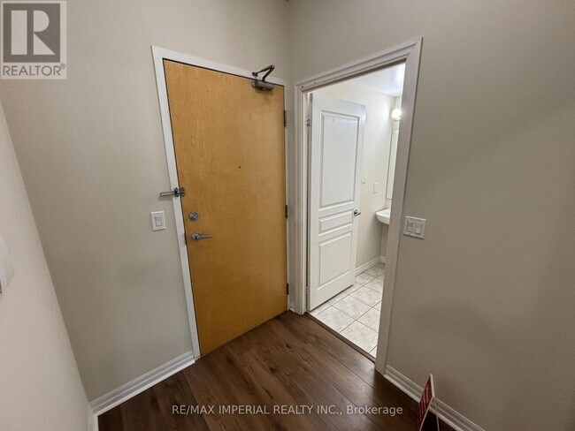 Photo du bâtiment - 220 Burnhamthorpe Rd W