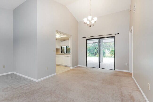 Foto del edificio - 14465 Larkspur Ln