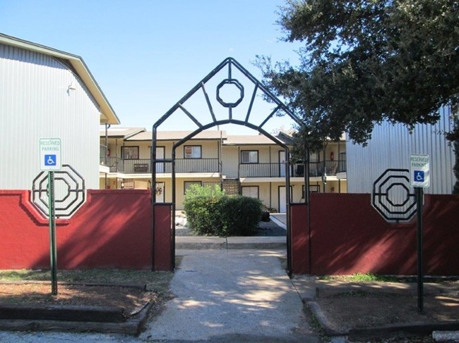 Building Photo - Oak Creek Apartments