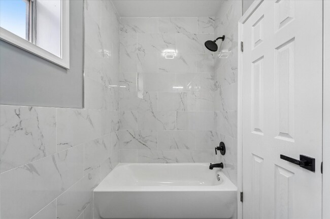 Foto del edificio - 5524 Upland St