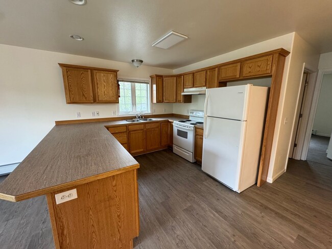 Building Photo - Heat included in this top floor unit with a garage!
