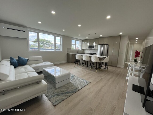 Building Photo - 1217 Ocean Ave N