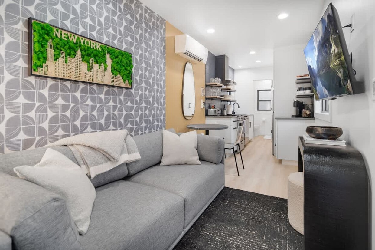 Foto principal - 1619 W Danby Rd