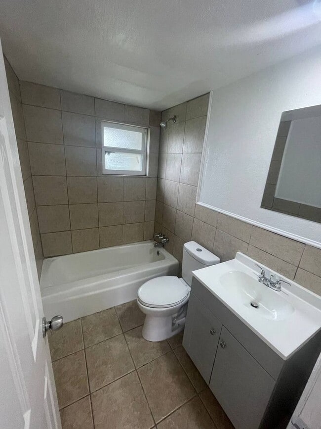 Building Photo - Elliott St