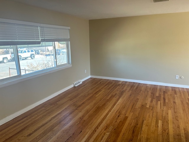 Building Photo - Spacious, Remodeled Bi-Level with 5Bedroom...