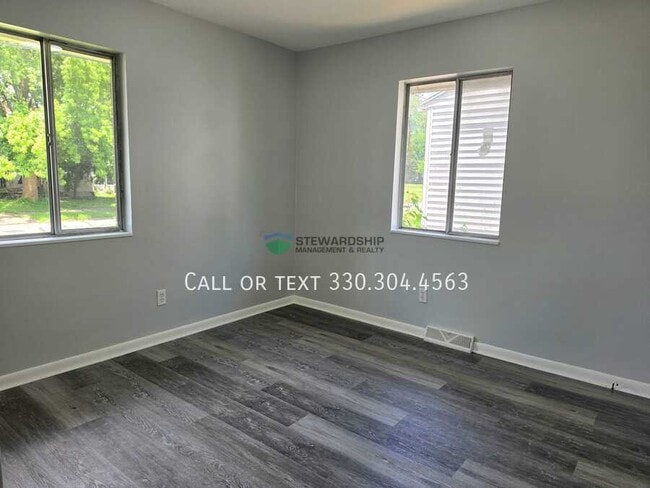 Building Photo - 2555 Edwin Ave