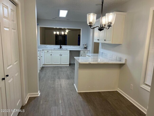 Foto del edificio - 607 Sunset Oaks Ln