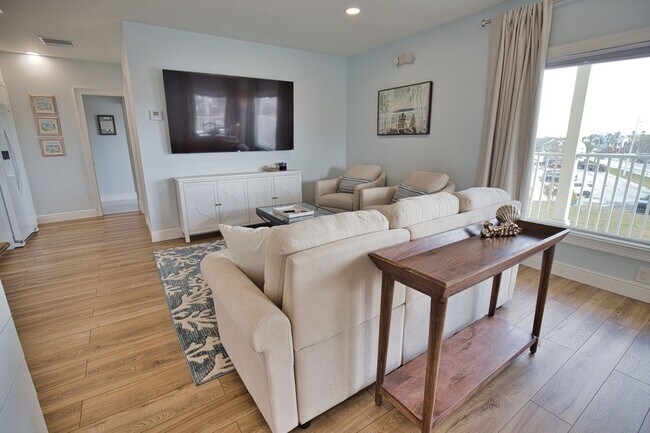 Building Photo - Seasonal or Annual Fully Remodeled Apartme...