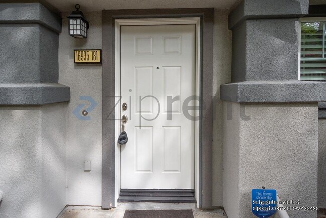 Foto del edificio - 16935 Laurel Hill Ln