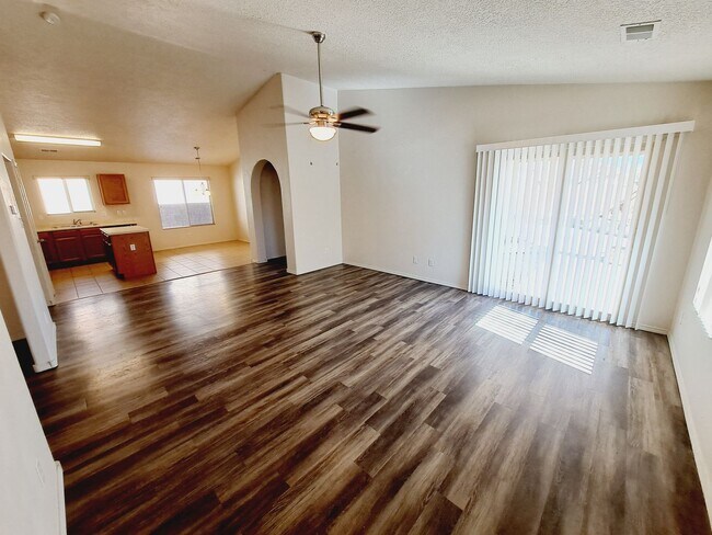 Foto del edificio - 3 bed 2 bath home in Huning Ranch.