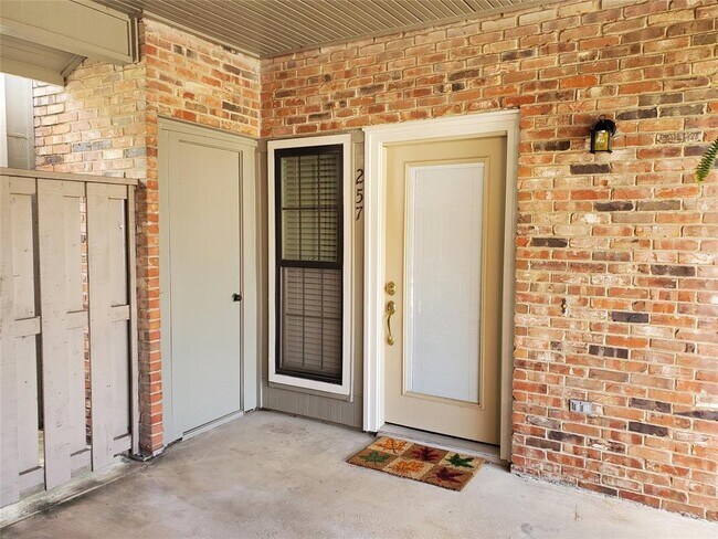 Building Photo - 404 Pebble Way