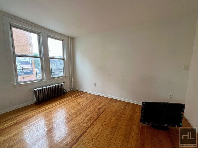 Foto del edificio - 3BR 1BA w/ On Site Laundry & In Fully Gut ...