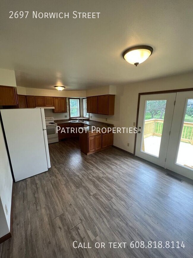 Building Photo - 3 bedroom/ 2 bath duplex in Fitchburg, WI