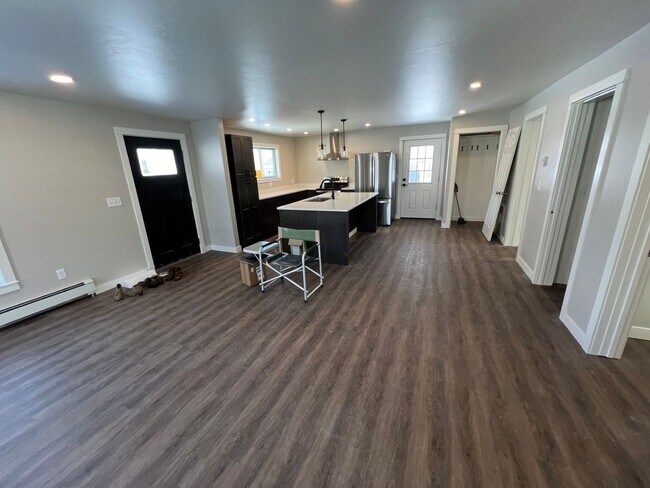 Foto del edificio - 2 Bed 1 Bath Fully Remodeled Home W/ Detac...