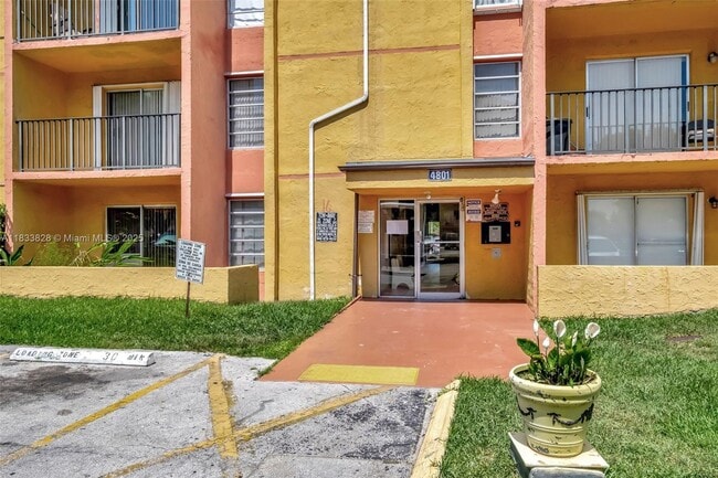 Foto del edificio - 4801 NW 7th St