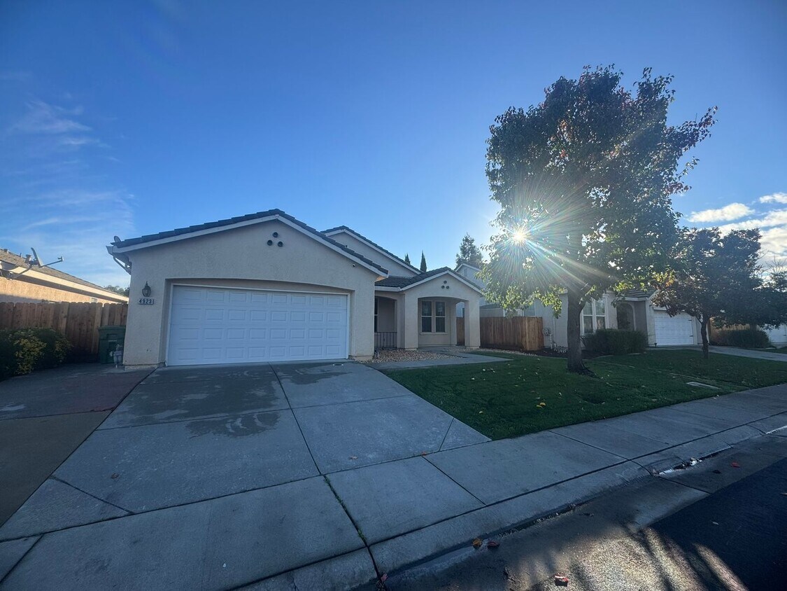 Foto principal - Spacious 4 Bedroom Home in Elk Grove