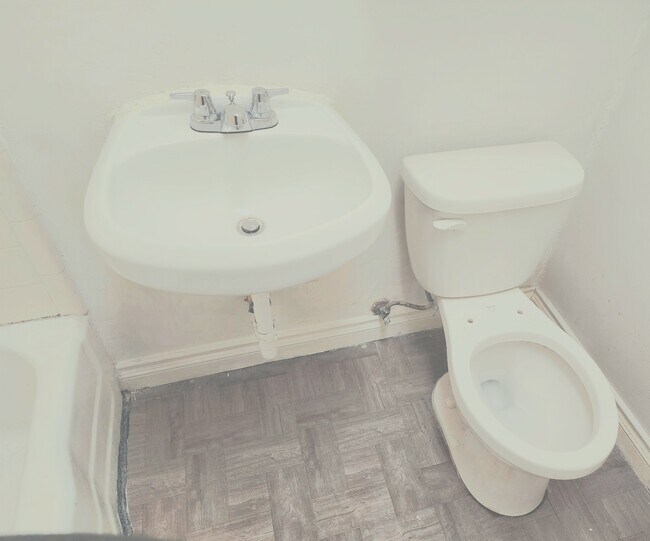 Full bathroom tub shower toilet - 1512 Penmar Ave