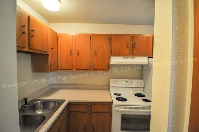 Building Photo - 915 James Ct