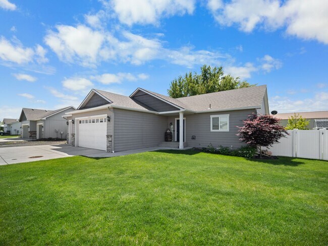 Foto del edificio - Beautiful home 5MILE/Big Yard & Garage (Furnished)